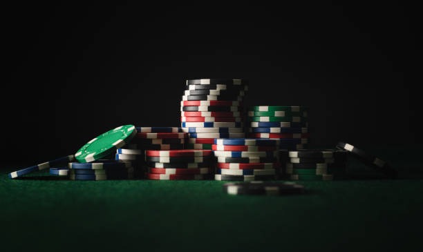 Dealer baccarat live di studio hoa788 menunjukkan kartu kepada pemain melalui kamera multi-sudut